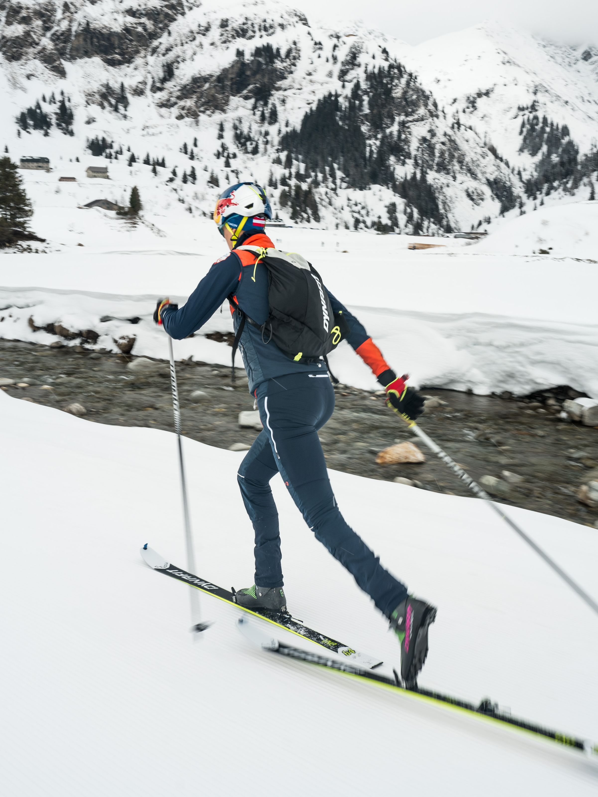 Paul Verbnjak geht eine Skitour entlang eines Bachs 