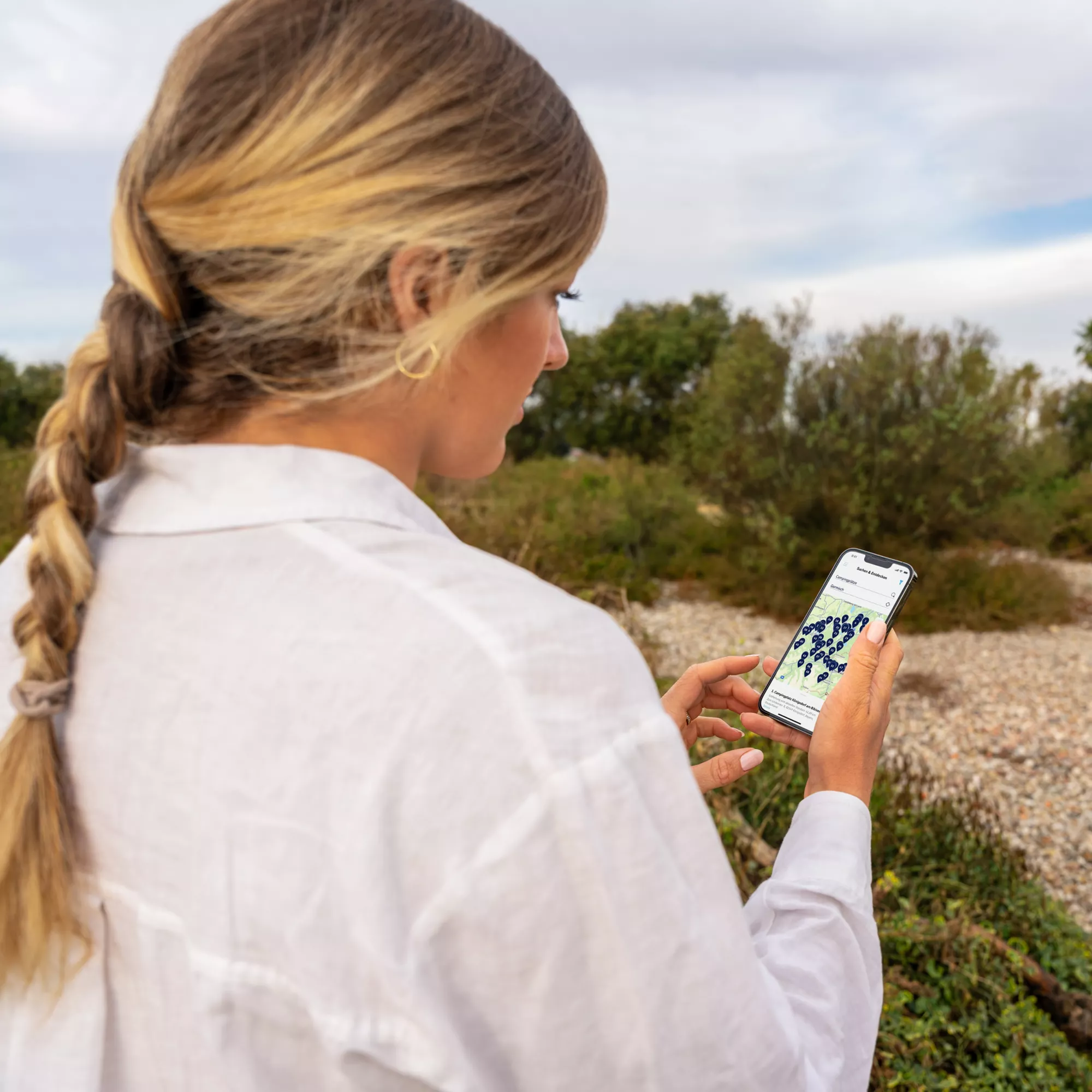 Frau mit Smartphone in der Hand