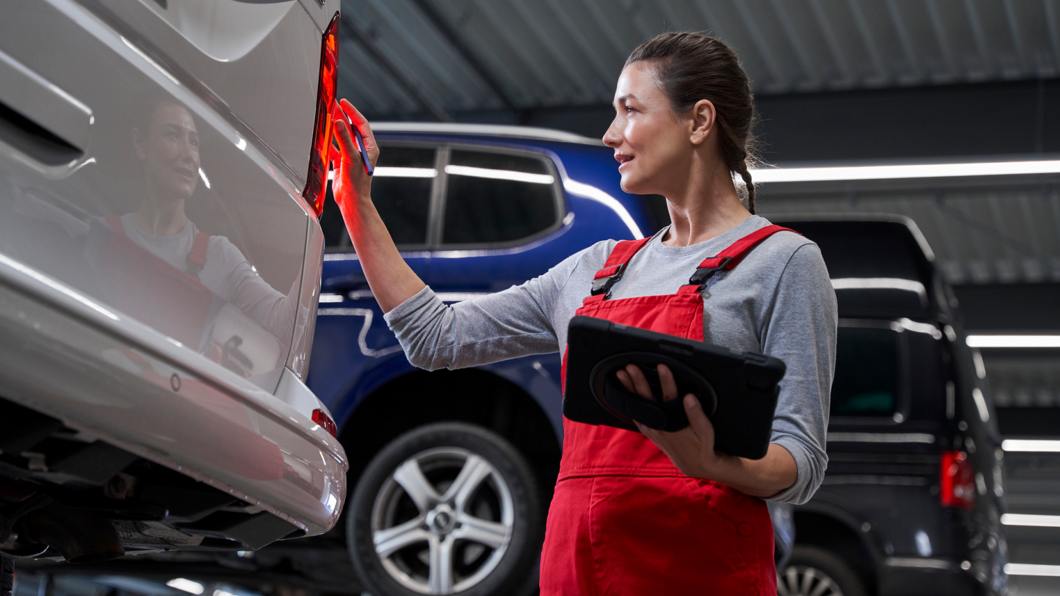 VW Nutzfahrzeuge Technikerin bei der Kontrolle