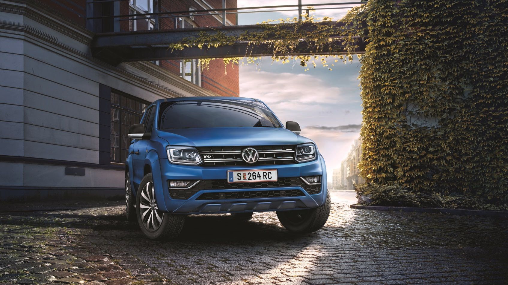 VW Amarok Aventura steht auf Straße