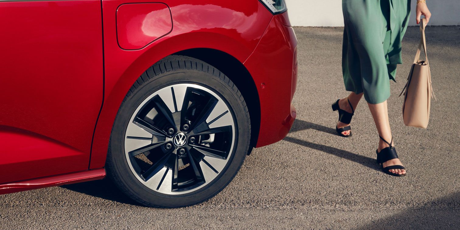 Fokusaufnahme der Leichtmetallfelge rechts vorne an einem VW-Nutzfahrzeug