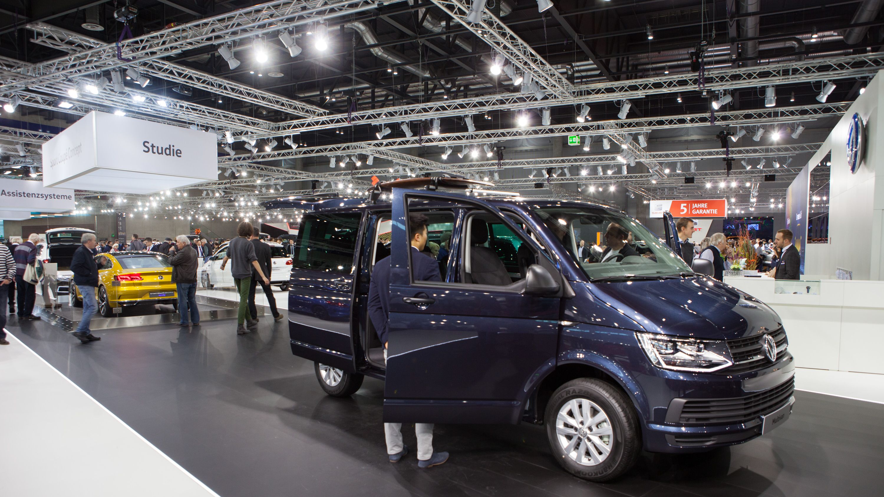 VW Multivan Trendline starlight blue metallic