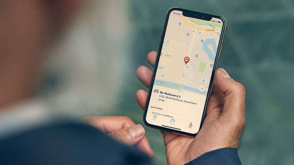 Ein Smartphone auf dem der We Connect Parkplatzfinder aktiviert ist 