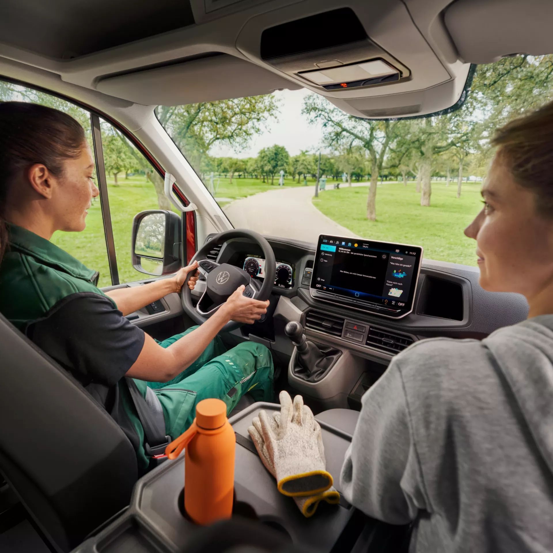 Zwei Frauen im Fahrerhaus des New VW Crafter