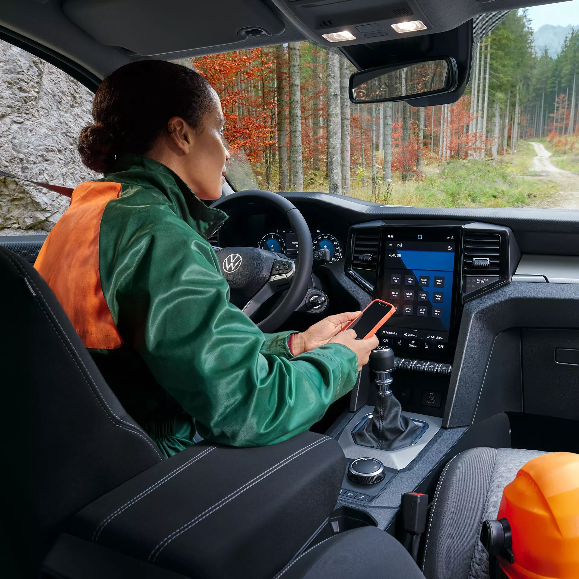 VW Amarok im Wald, gesteuert von einer Arbeiterin