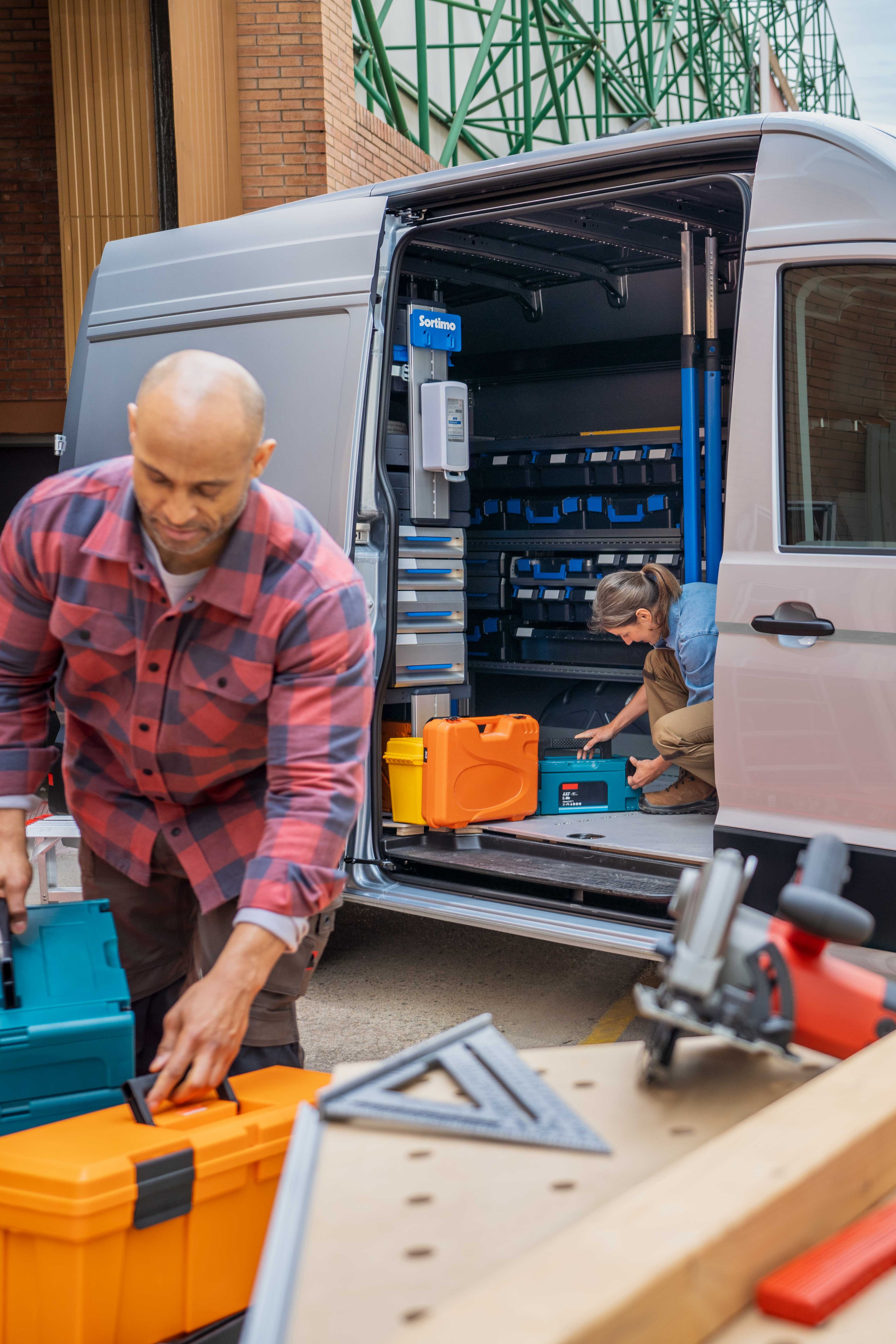 Zwei Handwerker bei einem Crafter Kastenwagen