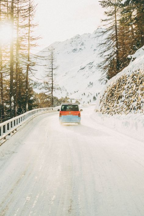 Ein Volkswagen Nutzfahrzeug fährt eine winterliche Straße entlang