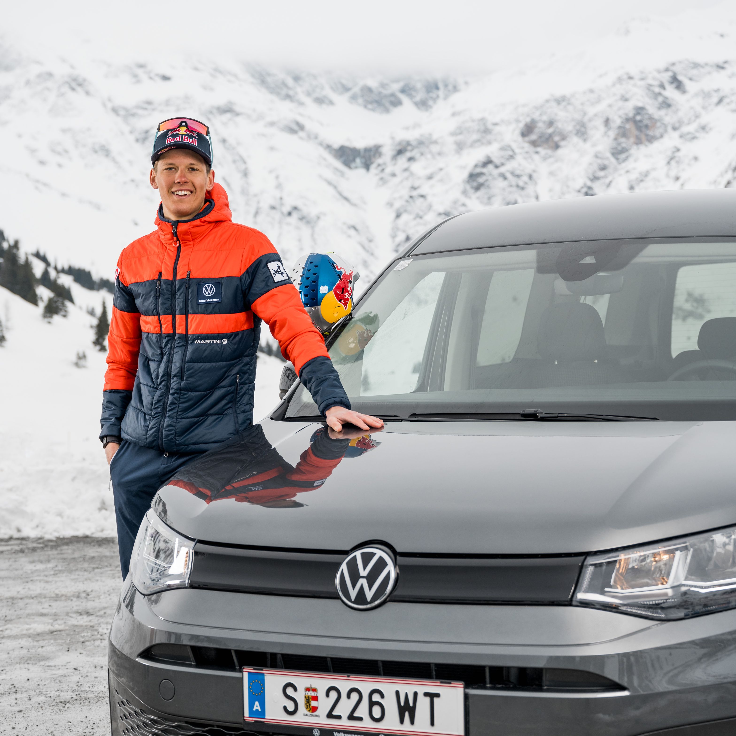 Paul Verbnjak steht neben der Motorhaube seines Caddys