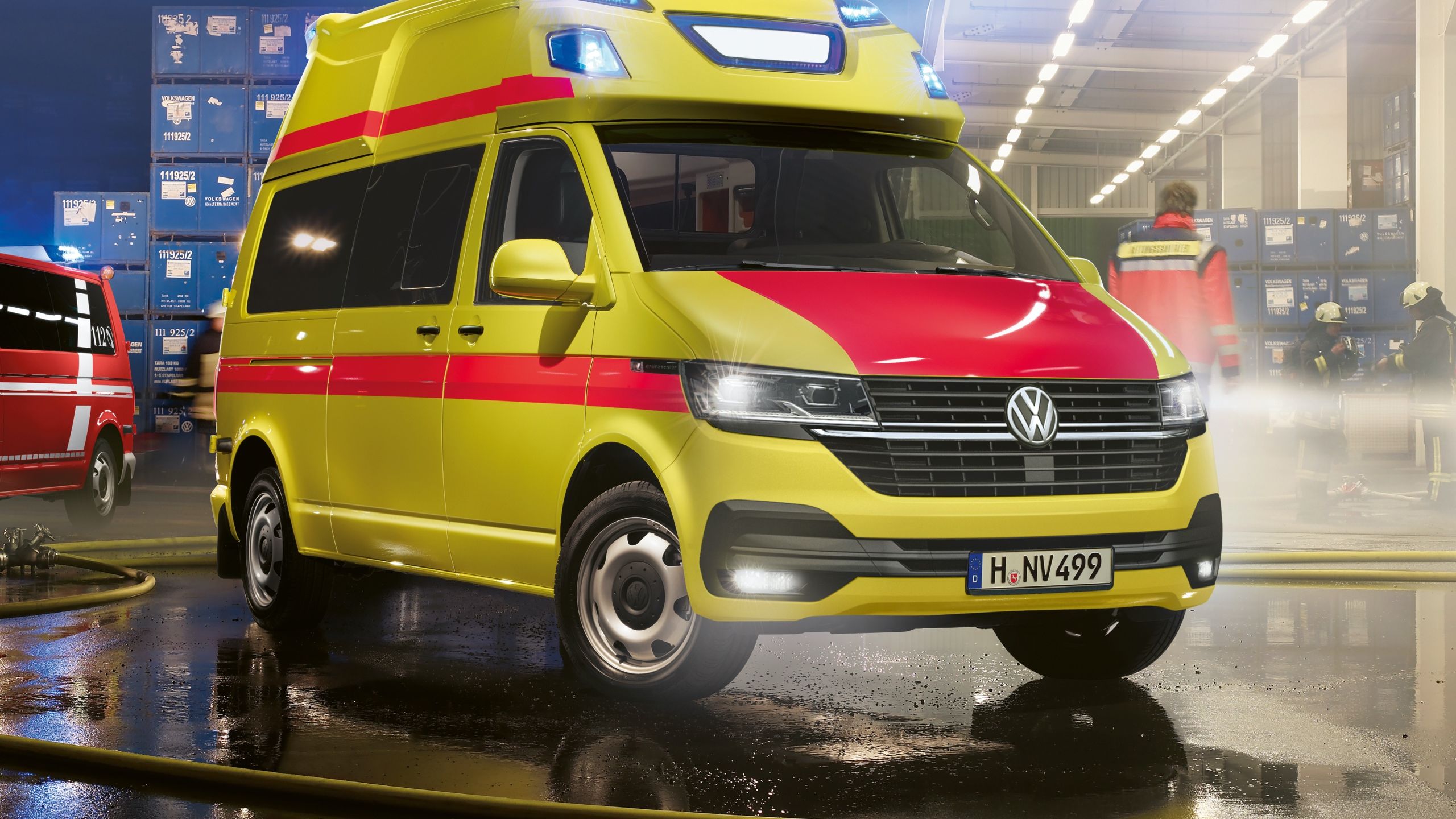 Krankenwagen und Feuerwehrwagen stehen nebeneinander