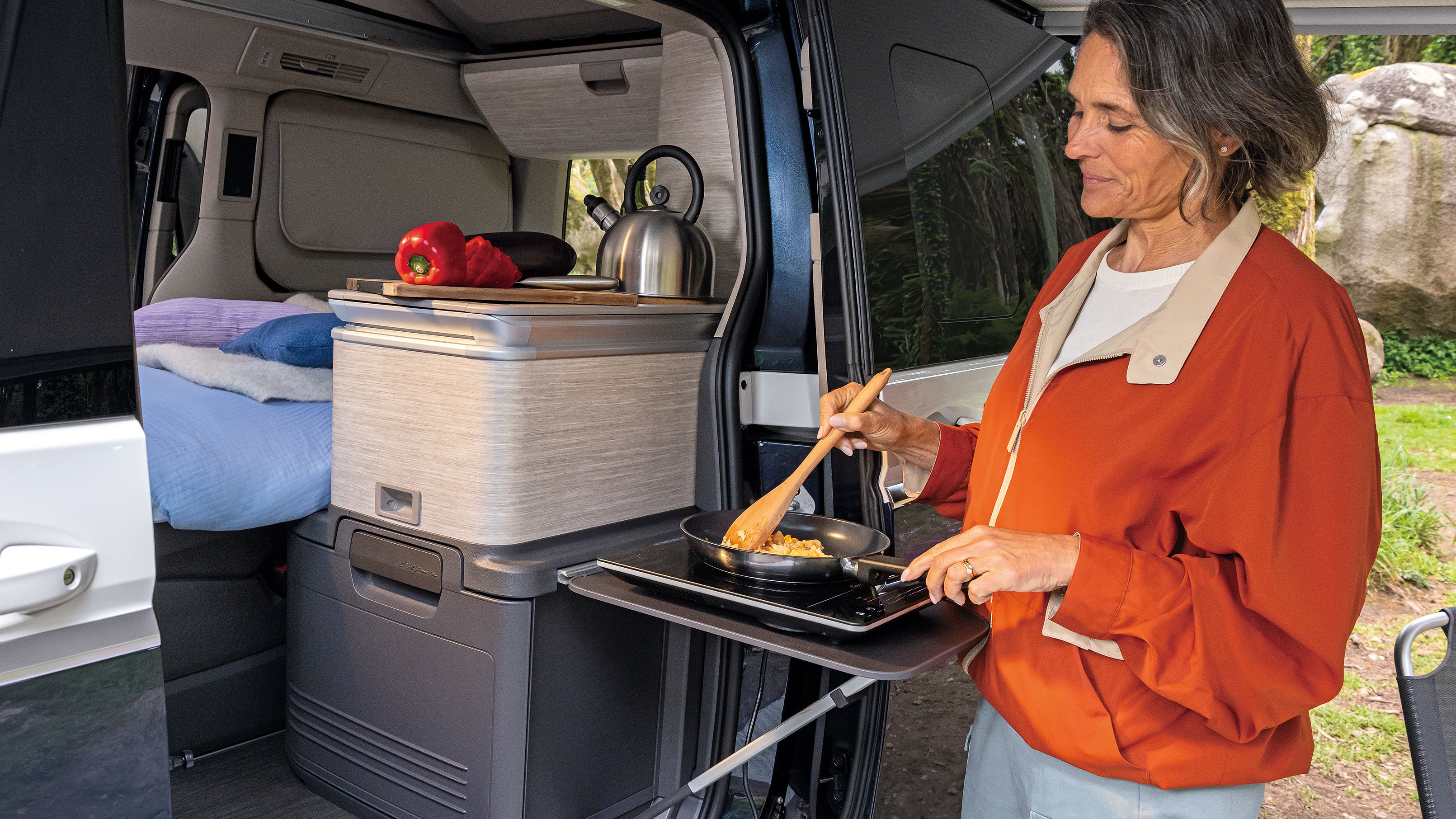 Eine Frau kocht als Frühstück ein Rührei in der Küche des New California