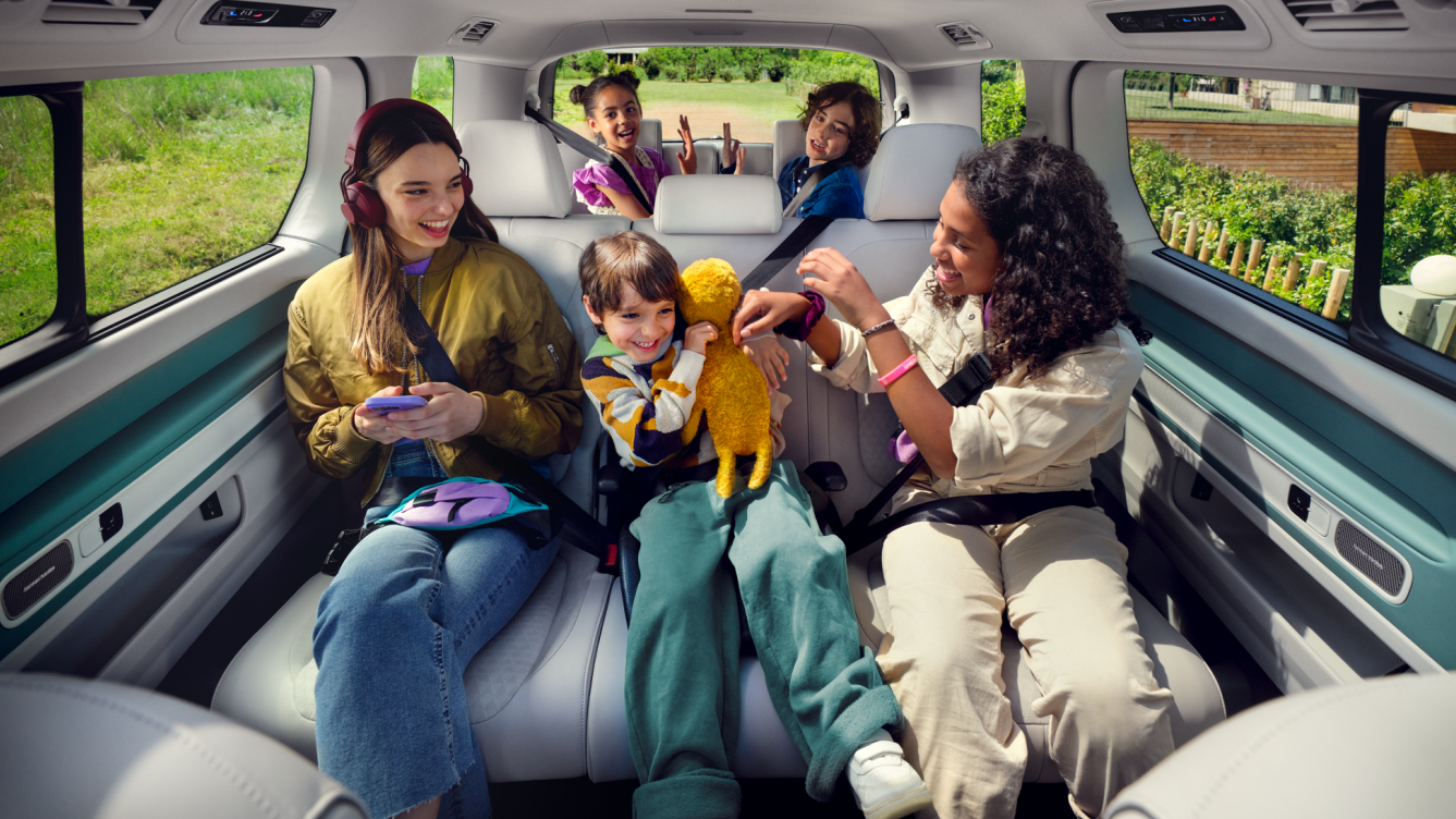 Eine Familie sitzt im Rückraum eines ID. Buzz Long Wheel Based