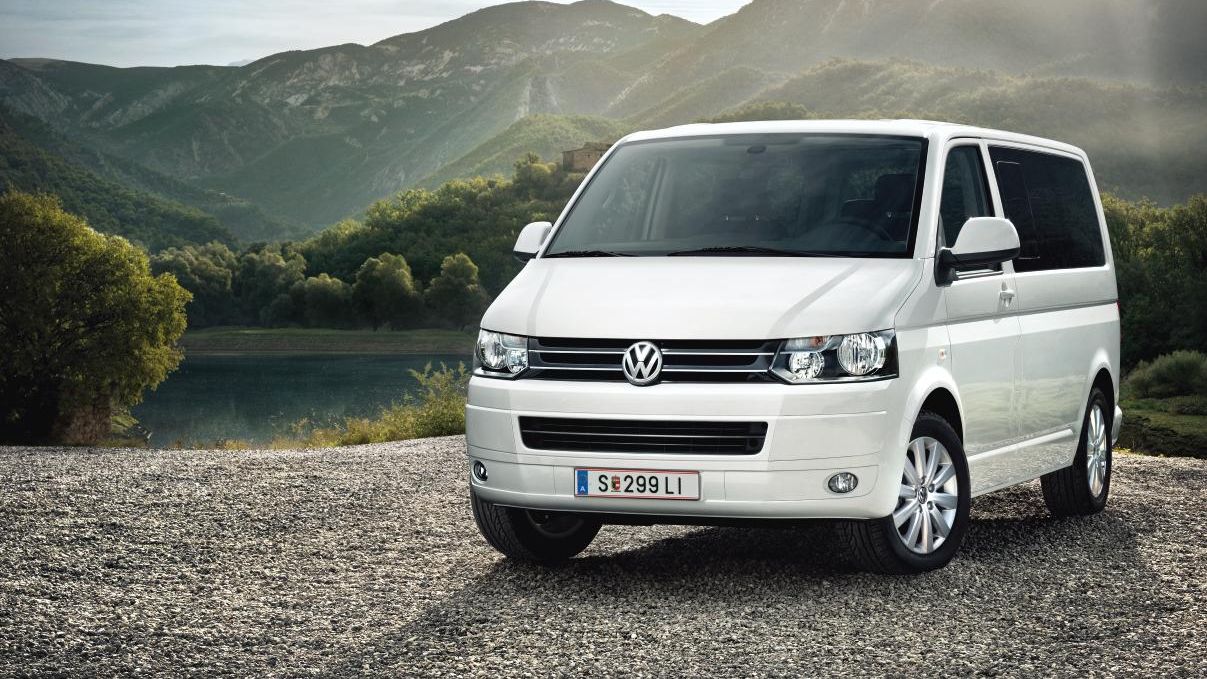 VW T5 Multivan in weiß steht vor einem See