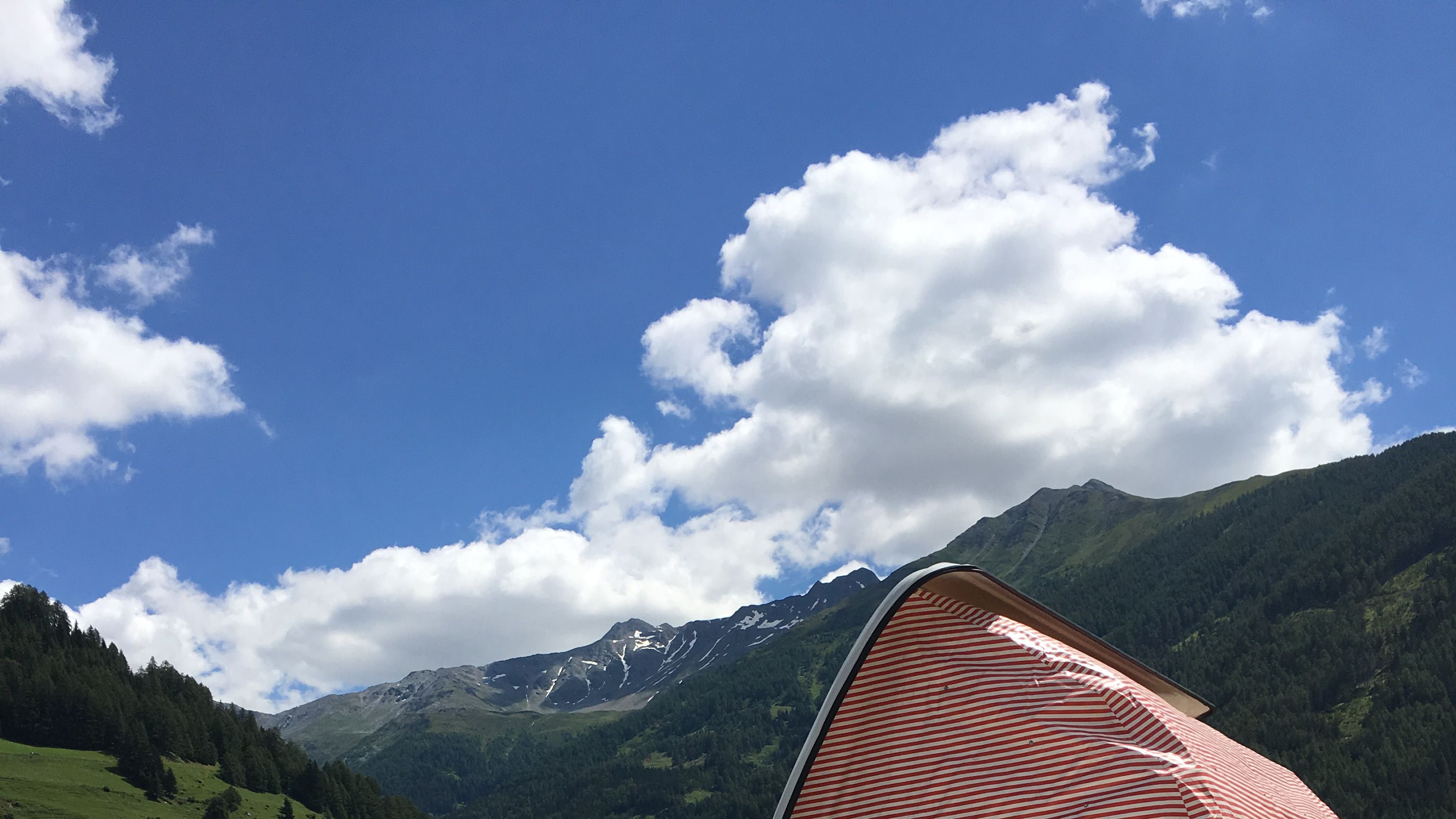 Bullitreffen Feuerwehr und Berg im Hintergrund