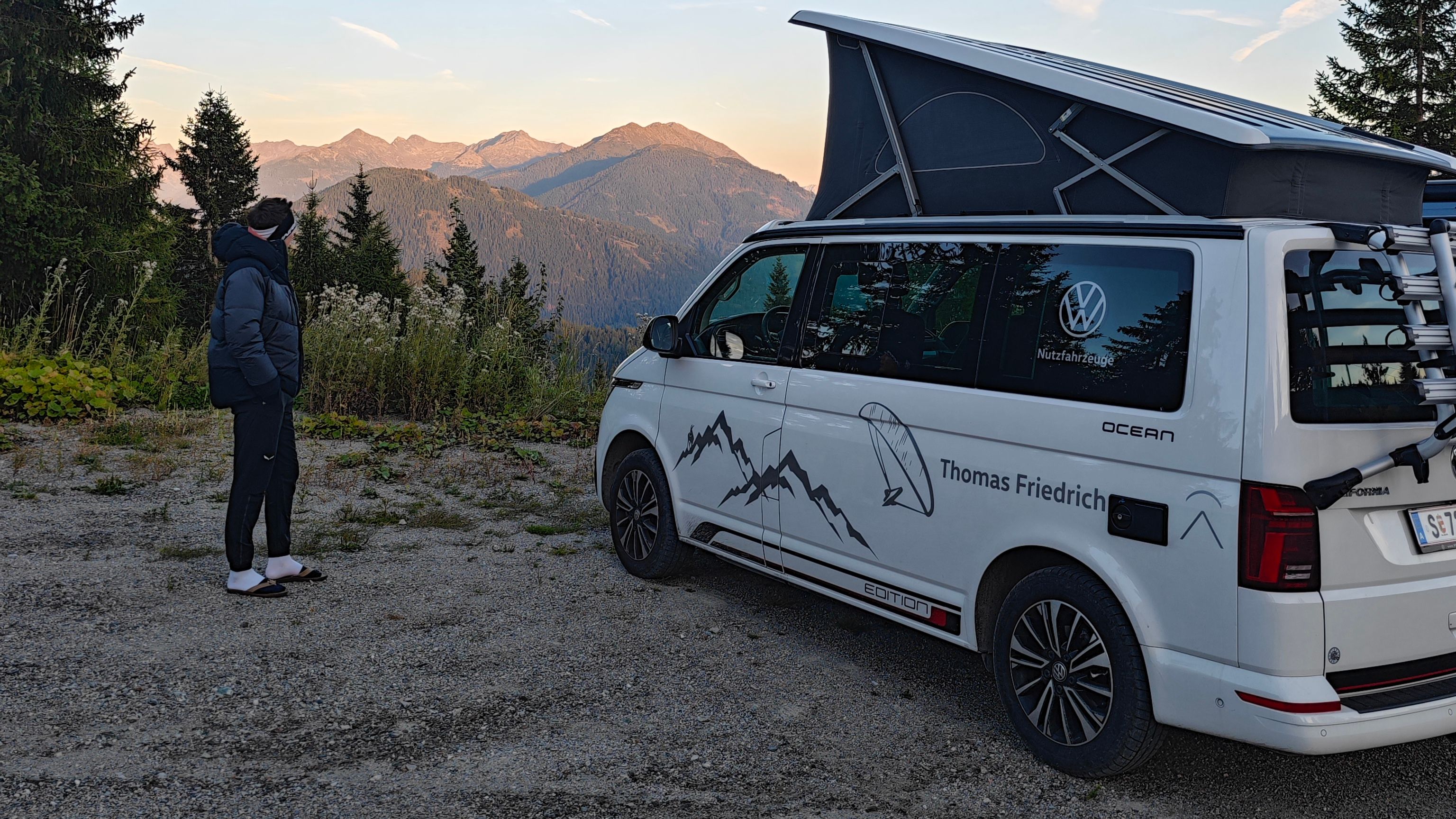 Thomas Friedrich steht neben seinem VW California Ocean