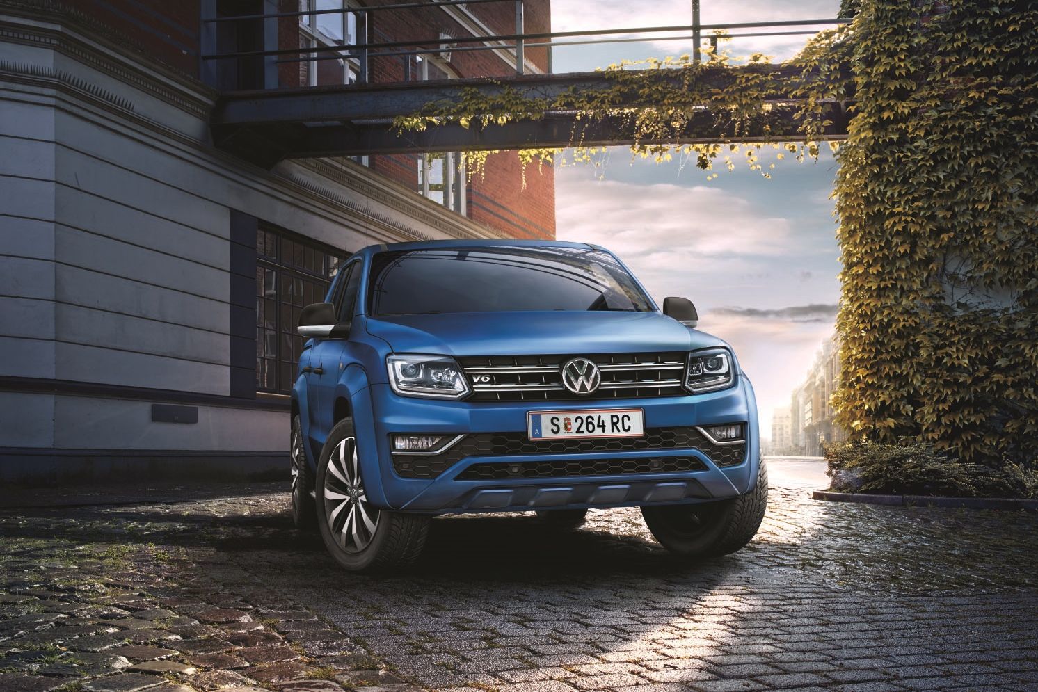 VW Amarok Aventura steht auf Straße