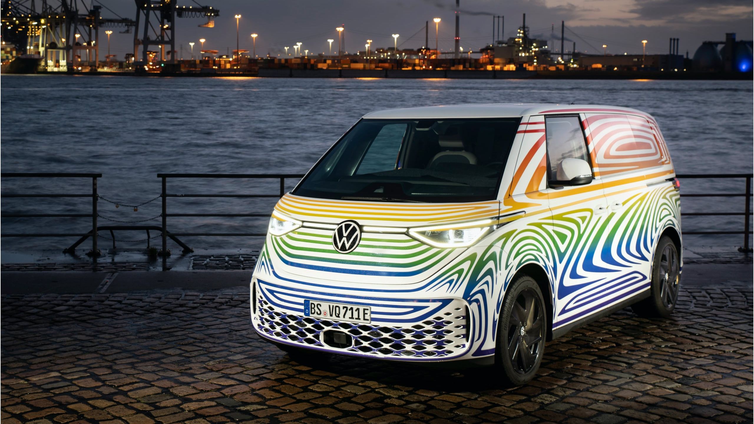 VW ID. Buzz im bunten Camouflage steht in Hamburg