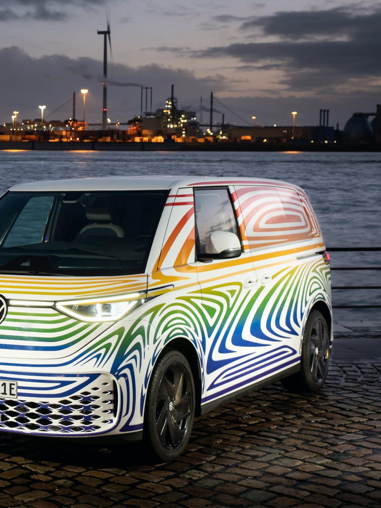 VW ID. Buzz im bunten Camouflage steht in Hamburg