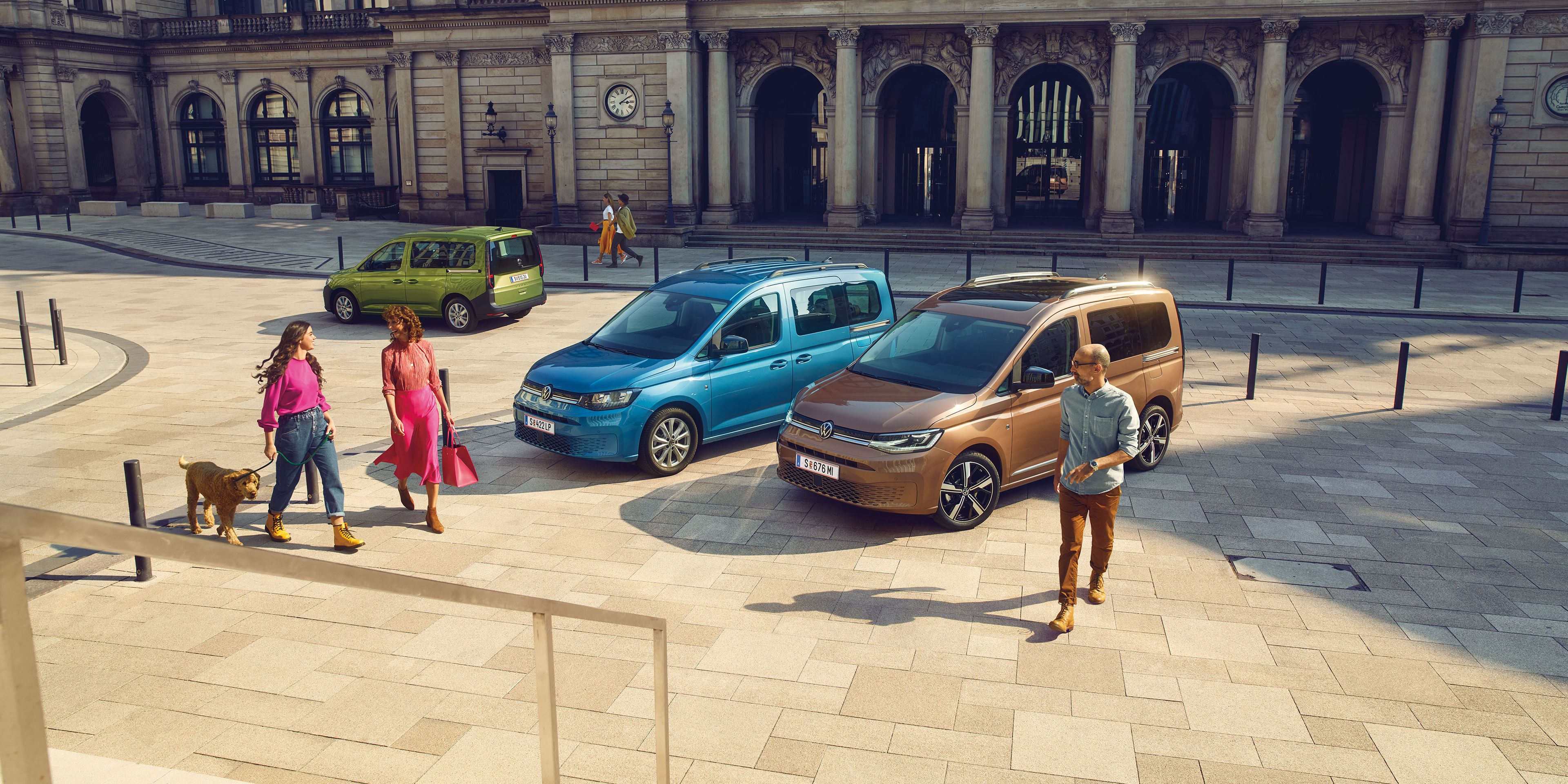 Der neue VW Caddy mit einer Familie, die vom Fahrzeug weggeht